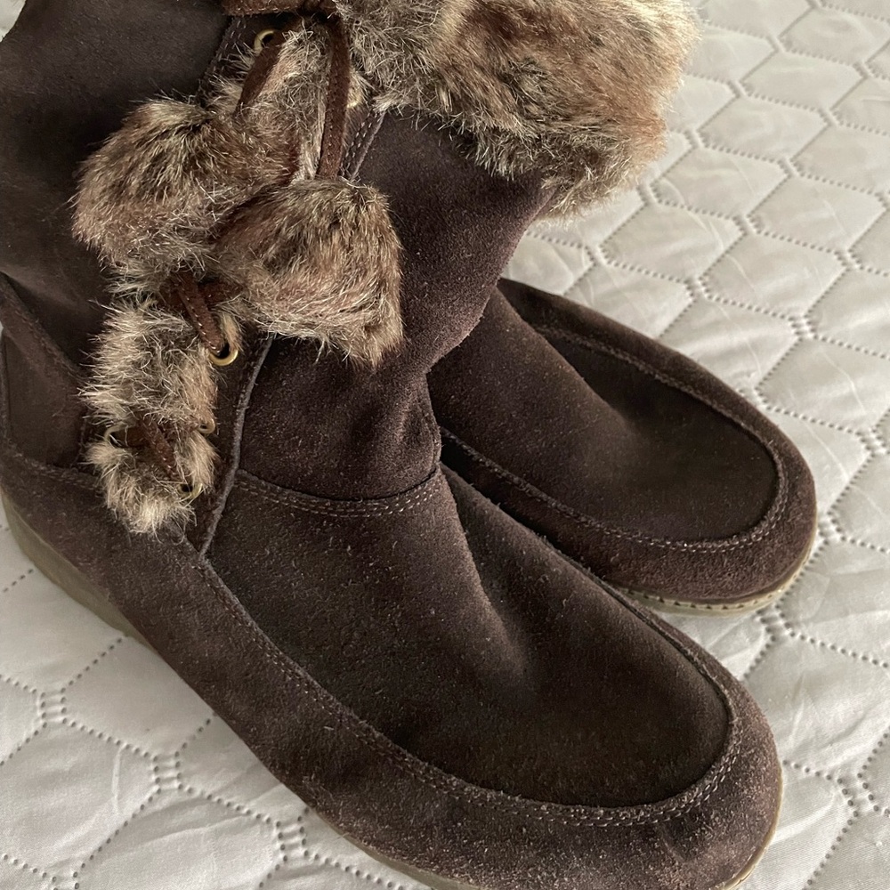 Closet clean out! Boots with the fur. 🥾